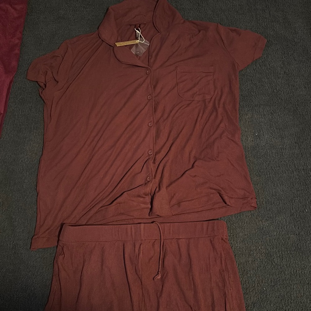 BNWT Skims soft lounge short short sleep set in wine